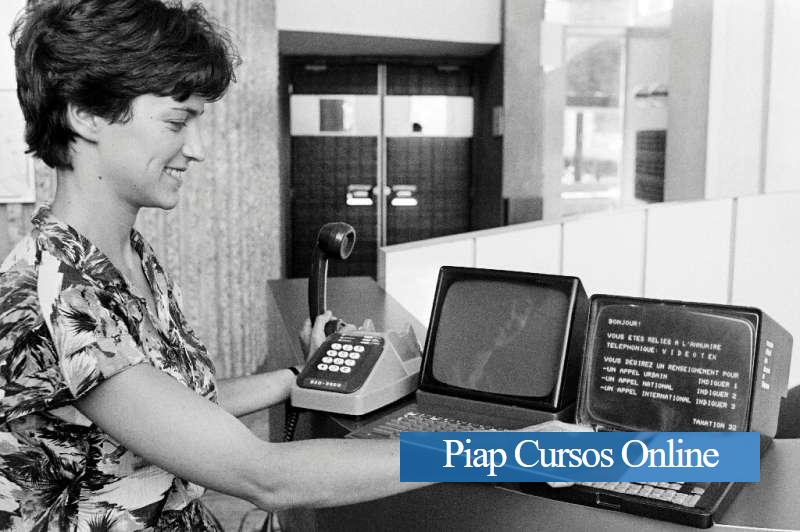 Minitel, el precursor de Internet, permitió a los usuarios consultar mensajes y hacer reservas en restaurantes.